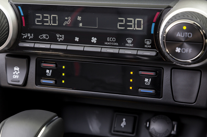 運転席と助手席には快適温熱シートに加え、Gグレード以外にはベンチレーション機能も用意