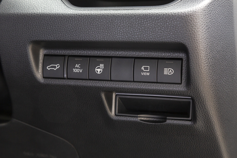 ステアリングコラム右側のスイッチ群。ステアリングヒーターも装備