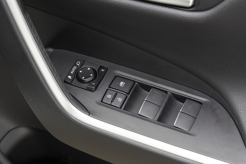 アームレスト部にパワーウィンドウのスイッチなどを配置