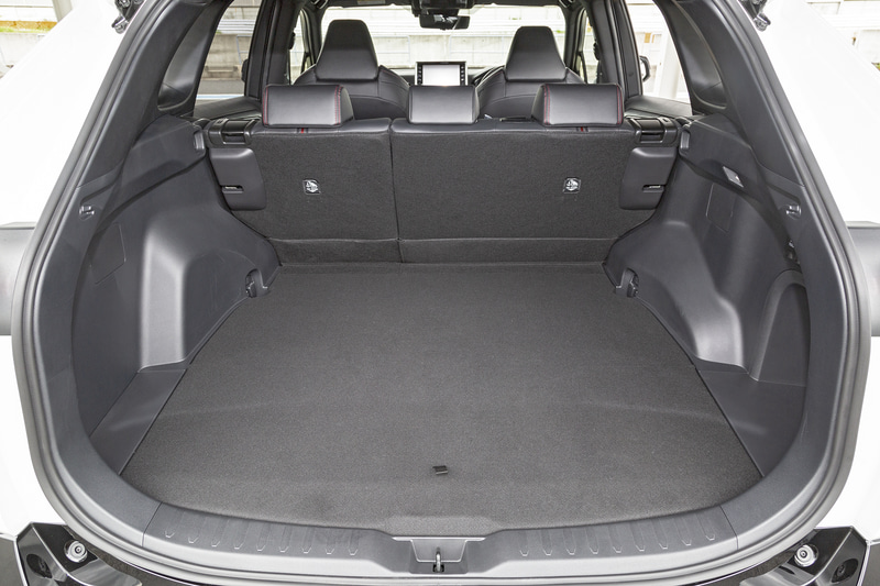 ラゲッジスペースのバリエーション。オプションのスペアタイヤ装着時でも490Lの荷室容量を確保