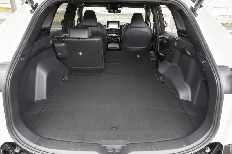 ラゲッジスペースのバリエーション。オプションのスペアタイヤ装着時でも490Lの荷室容量を確保