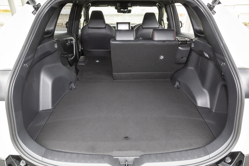 ラゲッジスペースのバリエーション。オプションのスペアタイヤ装着時でも490Lの荷室容量を確保