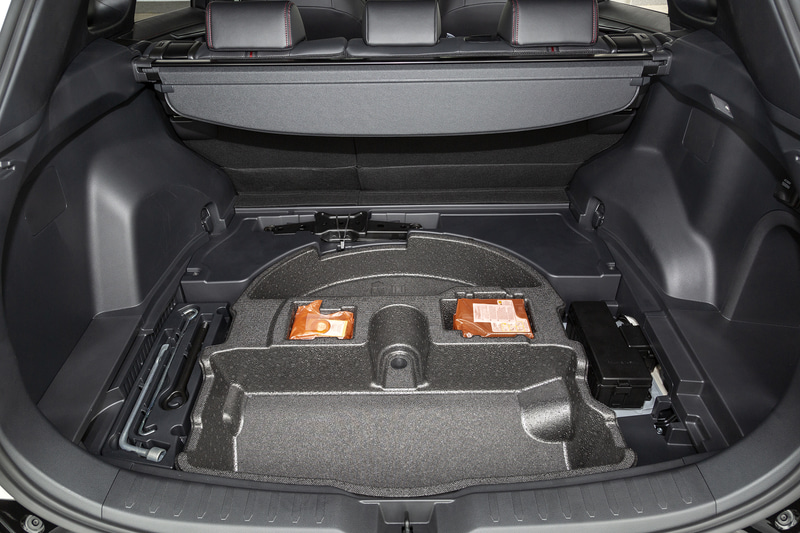 フロア下部にはパンク修理キットやツール類を収納