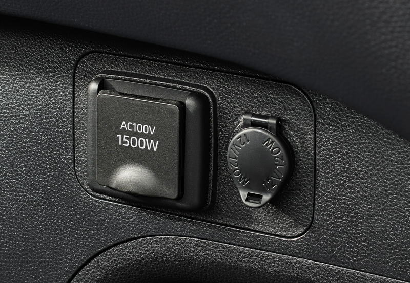 ラゲージスペースにはアクセサリーコンセント（AC100V・1500W）とシガーソケット（DC12V・120W）を完備