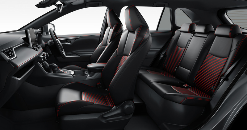 Gのシート表皮は、レッドステッチ付きの合成皮革＋レザテックとなる