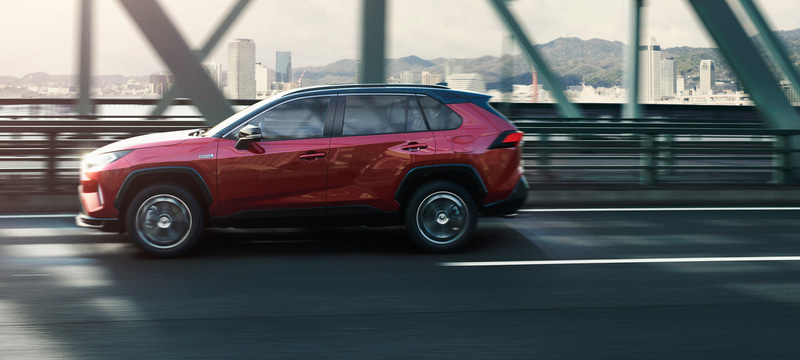 ルーフとボディ下部がアティチュードブラックマイカに塗られ、洗練された都会的なイメージが表現されている