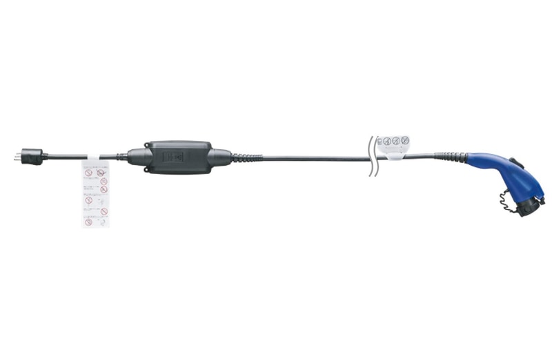 AC200V・AC100V兼用の7.5m充電ケーブルは標準装備（15mはメーカーオプションで価格は8800円）