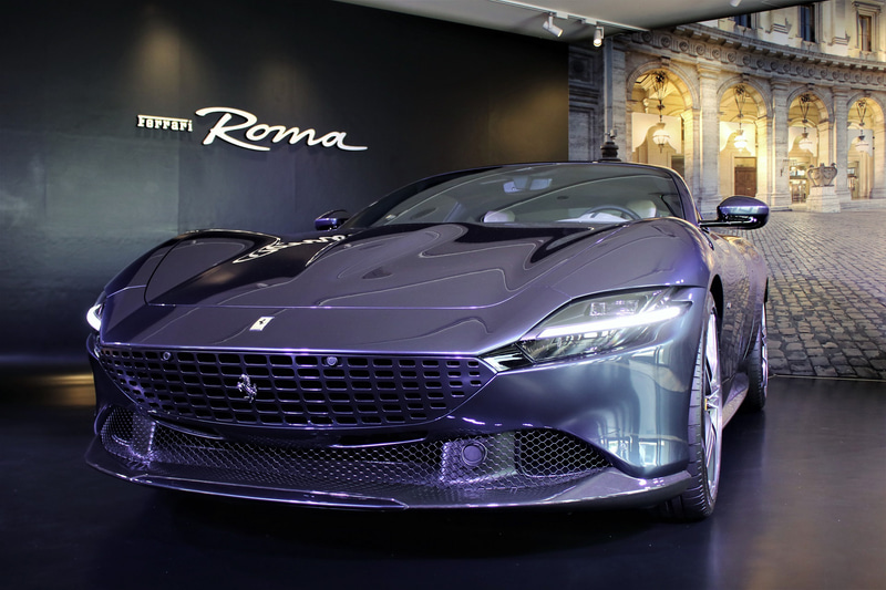 V型8気筒エンジンをフロントミッドに搭載する「ローマ」