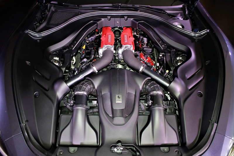 フロントミッドに搭載されるV型8気筒ターボエンジン