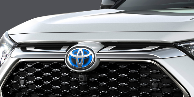 ブラックアウトの塗分けとシャープなメッキラインが、スポーティかつ緻密さを表現するフロントグリルガーニッシュは3万8500円