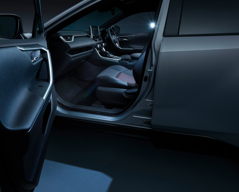 LEDスマートフットライト装着状態。価格は2万4200円