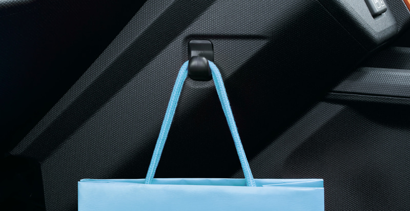 収納スペースやフック、USBポートなど使い勝手を高める装備も充実