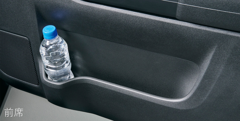 収納スペースやフック、USBポートなど使い勝手を高める装備も充実