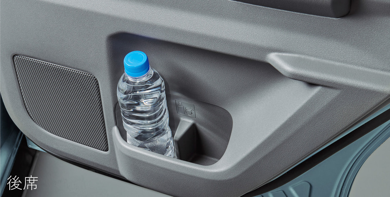 収納スペースやフック、USBポートなど使い勝手を高める装備も充実