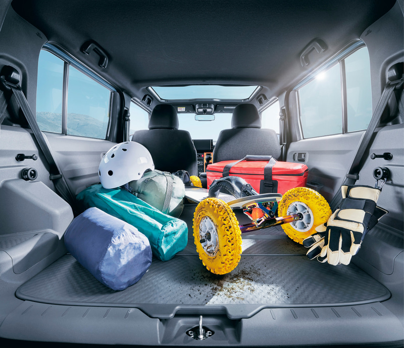 リアシートバックを倒すとフルフラットのスペースが出現