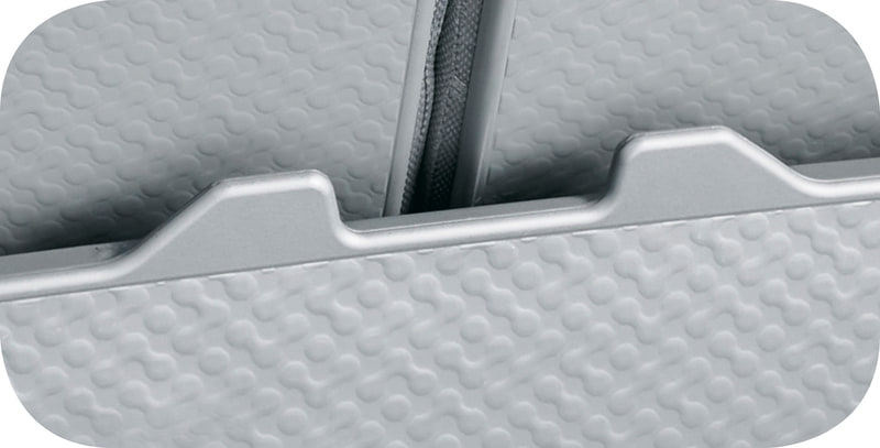 シートバックとデッキボード表面には汚れを拭き取りやすい立体形状のパターンを採用