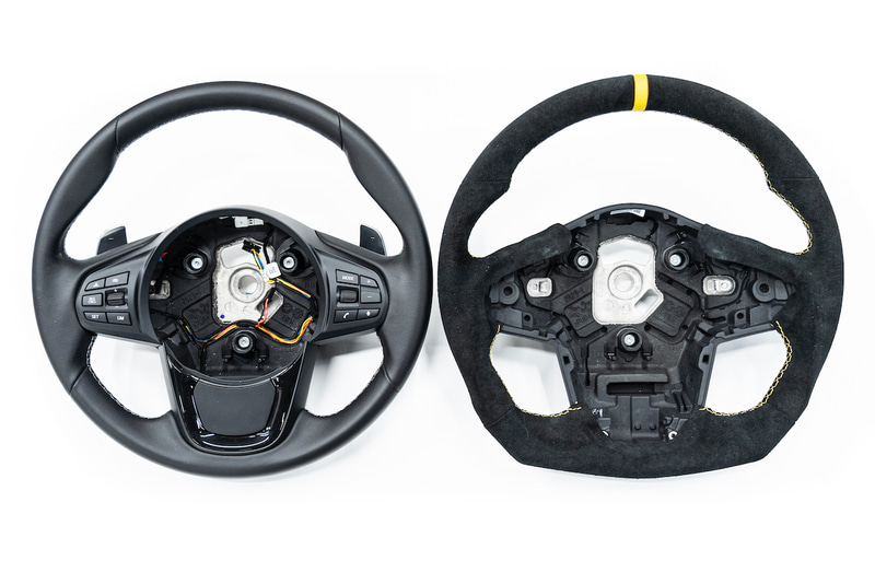 左がノーマルステアリング。右がDTEC with Studieステアリング