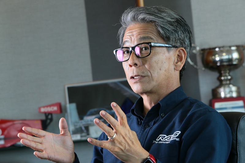 株式会社レイズ 執行役員/第二商品企画部 部長/ボルクレーシング企画開発課 プロデューサー/モータースポーツデビジョン プロジェクトリーダーと多くの肩書きを持つ山口浩司氏