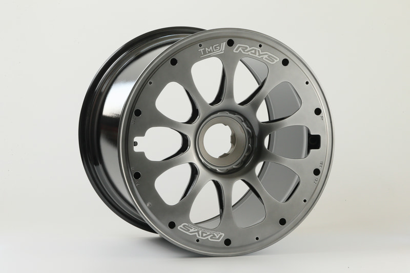 トヨタTS050のホイール。アルミよりも比重の軽いマグネシウムを使った鍛造品だが軽量化や空力効果を求めるために高度な切削が多く施されている。その手間は市販モデルの比ではなく、1日に1本しか作れないそうだ