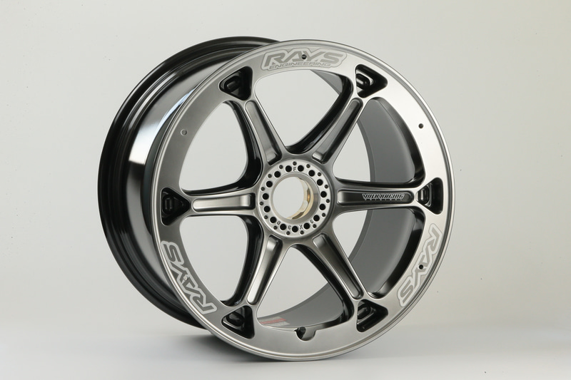 TS050と同じくプロレーシング用のホイール。GT500の1t近い車重と最大3Gほどの力に合わせた設計がされている。このホイールも製造の手間が非常にかかるので1日に最大でも2本しか作れないとのこと