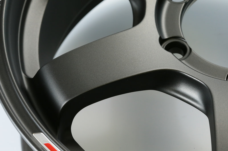 スポークの「また」の部分は余分な肉が削られている。これは解析の結果、ナットホールの位置に影響しないこの部分の強度に余裕があることが分かったので行なったもの。ハイエース用でもTE37らしい進化はちゃんと盛りこまれている