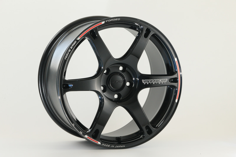 表面にダークブルークリアを塗っているので光の当たり具合によって色の加減が変わる。国産車用と輸入車用があり、サイズは18インチ×8J～19インチ×10.5J。価格は10万4000円～11万7000円（税別）