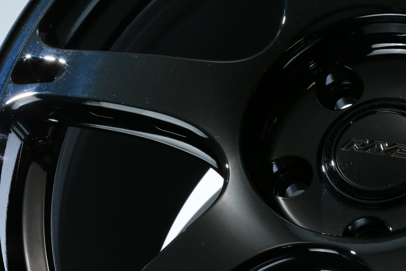 スポークの付け根や側面に軽量化のための削りこみが施される。これはSUPER GT GT500マシン用ホイールからフィードバックされた部分。2020年のGT500用ホイールにも同様の加工が施されている