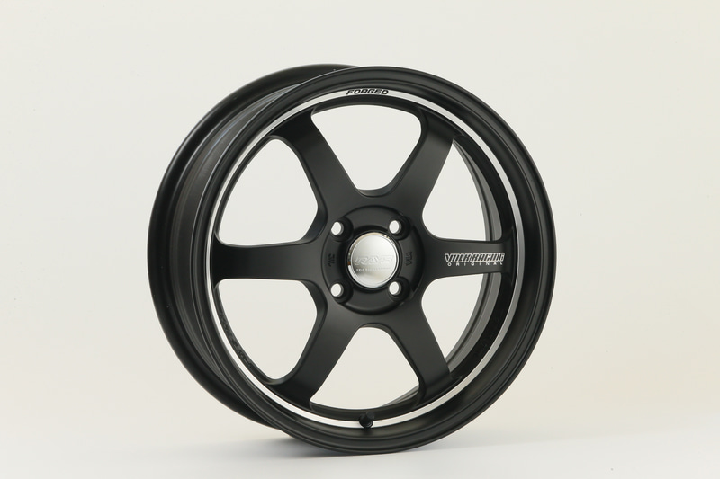 軽・コンパクトカー用サイズの高品質、高性能、軽量な鍛造ホイールは軽自動車乗りとって貴重な存在。サイズは15インチ×5J～16インチ×6.5Jがあり、価格は4万3000円～4万9000円（税別）。写真はブラストブラック