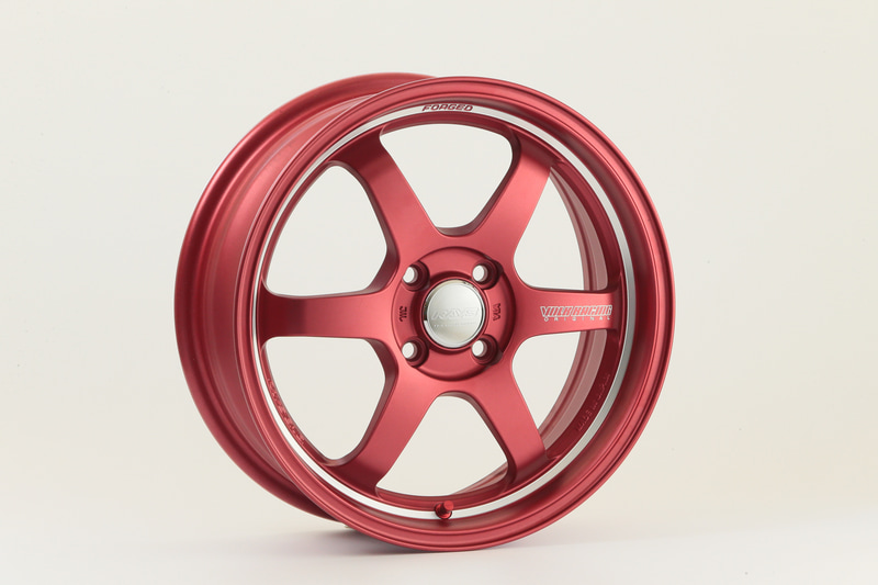 TE37 KCR 2020のマットレッド塗色。作りやサイズ展開はブラストブラックのモデルと同じ