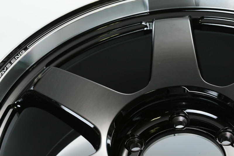 TOURERの証としてリムには切削加工が施され、20インチの存在感をアピール