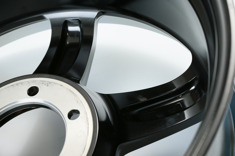 スポークの裏側は軽量化のための肉抜きが行なわれていた。この形状は鍛造時に作る