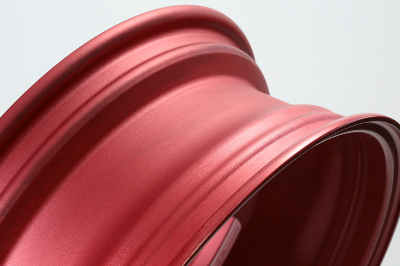 インナーリムを絞り込むことで剛性をアップ。軽・コンパクトカーのブレーキキャリパーが小さいからできるワザ