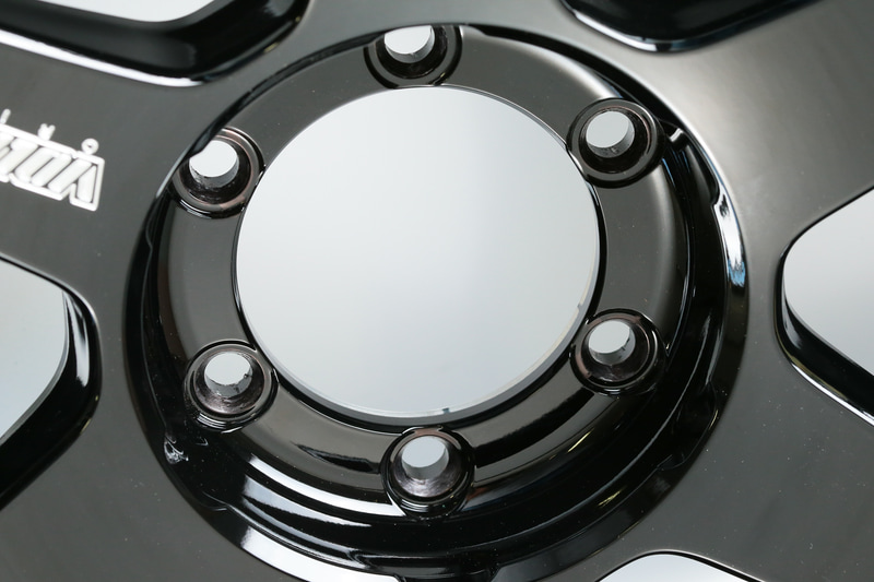 センターホールも切削により薄肉化される。こうした部分でかつてのTE37とは大きく進化している