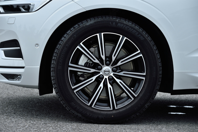 装着タイヤはミシュラン LATITUDE Sport 3。サイズは235/55R19