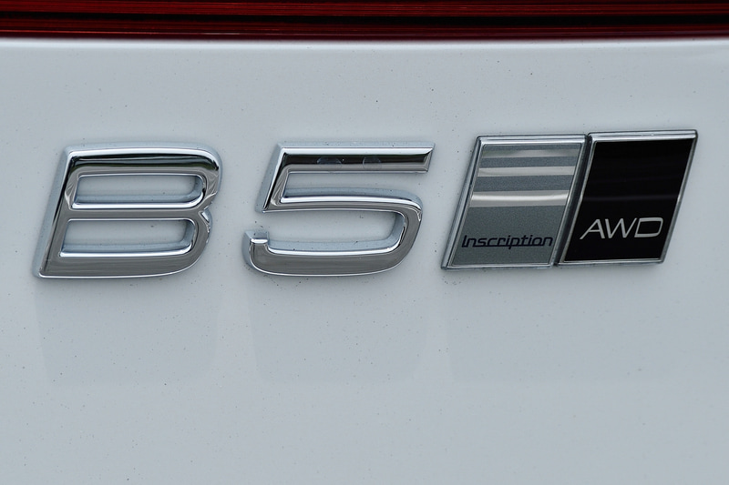 リアゲート右サイドに48Vマイルドハイブリッドの証である「B5」のエンブレムが備わる