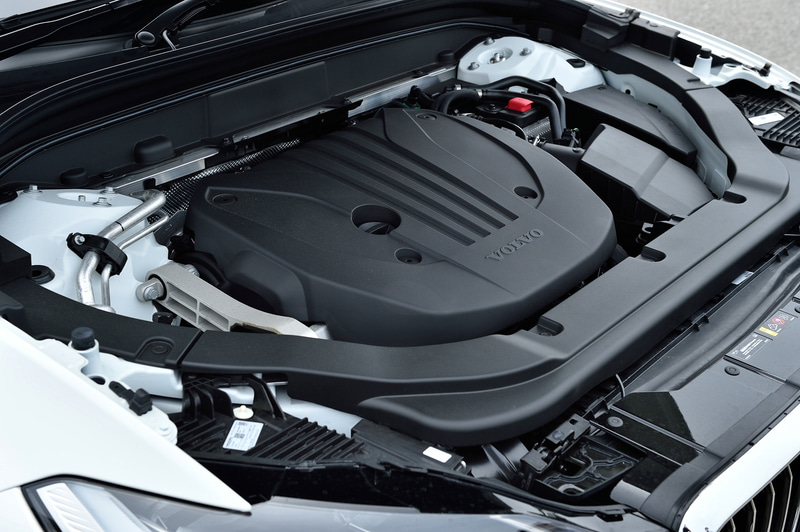 水冷直列4気筒DOHC16バルブ1968cc、インタークーラー付ターボチャージャー搭載ガソリンエンジンは、最高出力184kW（250PS）/5400-5700rpm。最大トルク350Nm（35.7kgfm）/1800-4800rpm。電気モーター単体では最高出力10kW/3000rpm、最大トルク40Nm/2250rpm