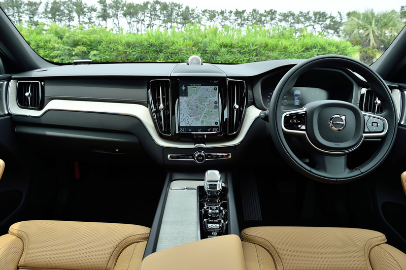 見た目は従来のXC60と変わらないが、ブレーキ・バイ・ワイヤ、シフト・バイ・ワイヤ、8速AT制御の最適化など、細かいブラッシュアップが行なわれている