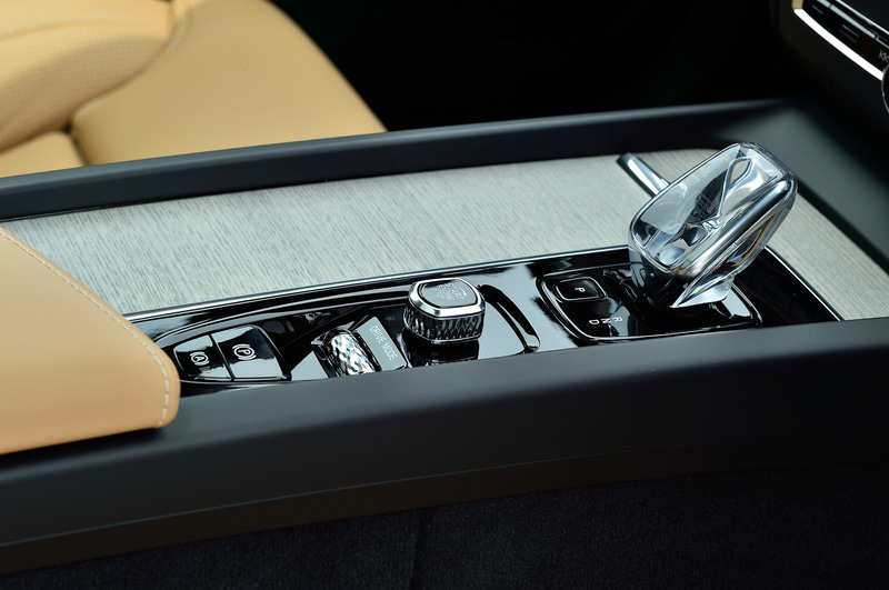 インスクリプションのみシフトノブにスウェーデンのオレフォス製クリスタルとなる