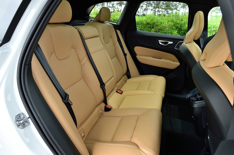 シートはパーフォレーテッド・ファインナッパレザーを採用（写真はアンバー/チャコール）。安全装備も、セーフティヘッドレスト、デュアルモード・エアバッグ（運転席/助手席）、頭部側面衝撃吸収エアバッグ、後部衝撃吸収リクライニング機構付フロントシート、3点式イナーシャリールシートベルト、助手席エアバッグ・カットオフスイッチ、プリテンショナー付シートベルトなどが備わる