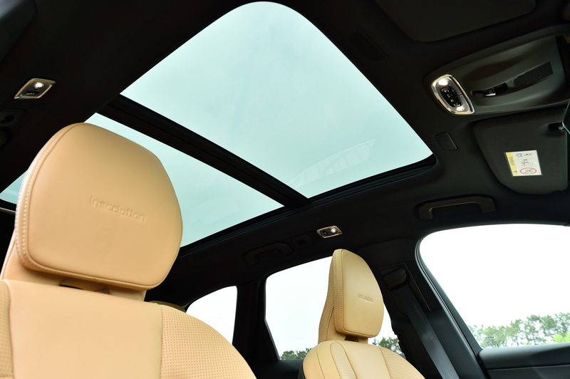 メーカーオプションのチルトアップ機構付電動パノラマ・ガラス・サンルーフは21万円。外気温が25℃になるとサンシェードが自動的に閉まる機構付き。また、駐車後にリモコンで外から閉めることも可能