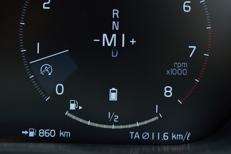 メーター内の電池マークもマイルドハイブリッドならではのアイコン