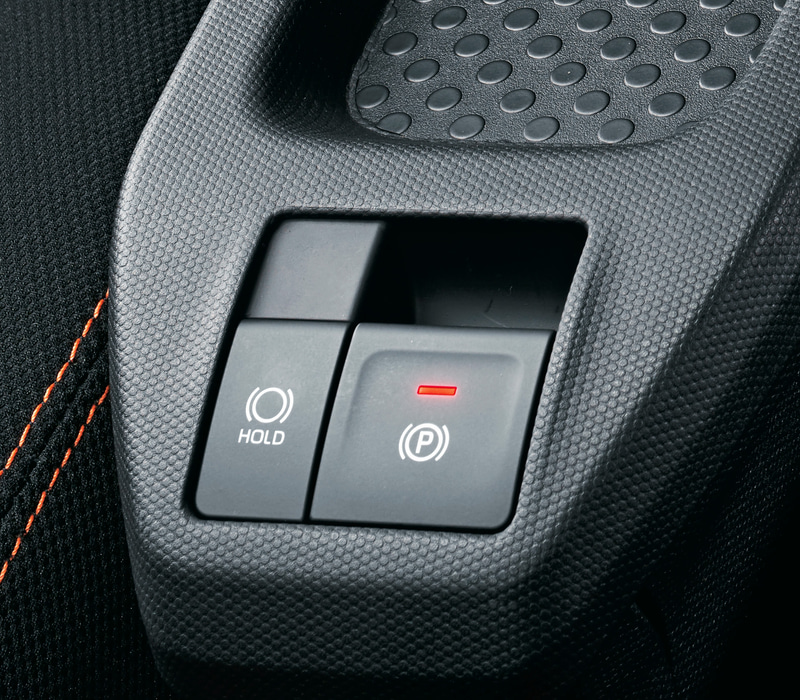 ダイハツ初の電動パーキングブレーキを装備したことで、ブレーキを踏み続けなくても停車を維持できるオートブレーキホールド機能を搭載