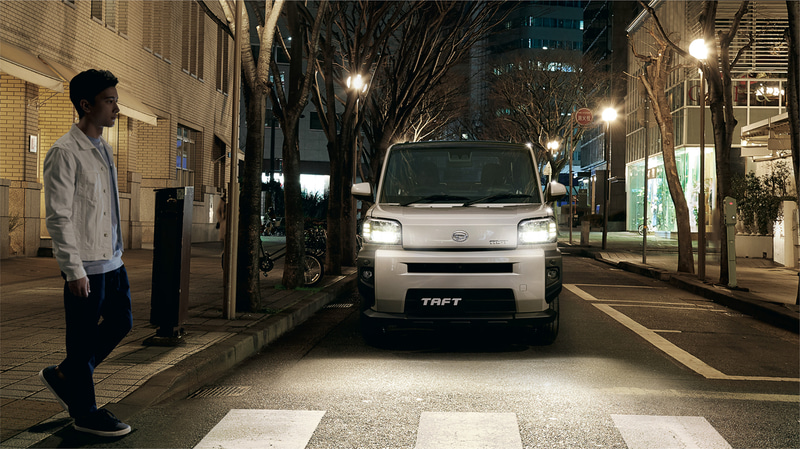 新ステレオカメラの採用により夜間でも他車や歩行者の認識性が向上。タフトのスマートアシストはより安全なシステムに進化している