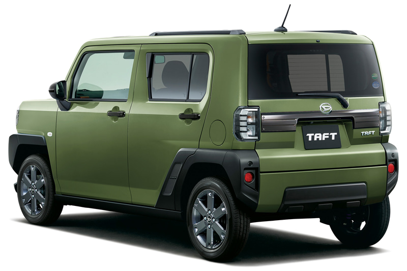 メーカーオプションのブラックパック（ブラック塗装のドアミラー、ドアハンドルと、ガンメタリック塗装のアルミホイール）＋ディーラーオプションのダークブラックメッキパックなどを着用。タフ＆エレガントなカスタムに仕立てられる