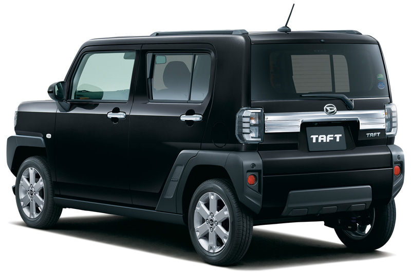 メーカーオプションのクロムパック（メッキドアアウターハンドルと、シルバー塗装のアルミホイール）にディーラーオプションのメッキパックなどを装着。都会派でクールなスタイルを演出