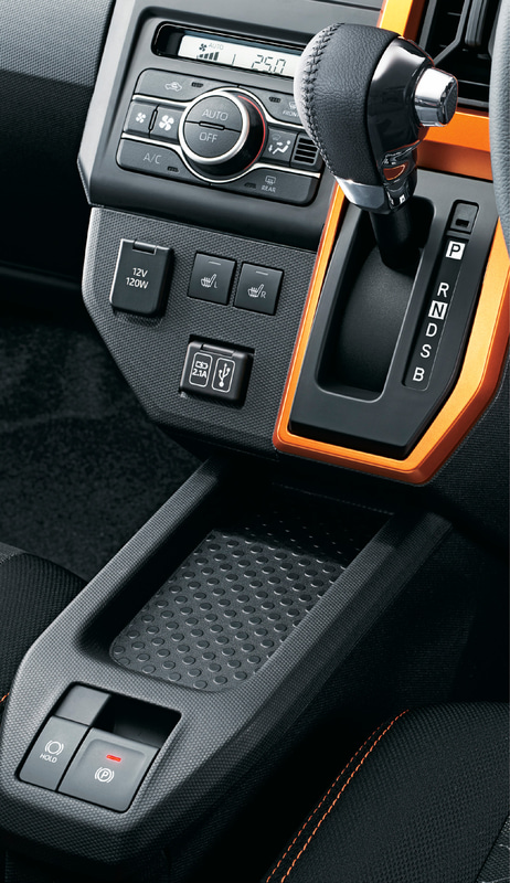 センターコンソールにシフトレバーが付く