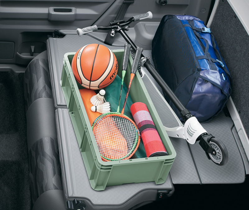 後席のシートバックは樹脂でカバーされているので丈夫で、前倒しするとラゲッジスペースと繋がるフラットなスペースになる。そのため荷物を気軽に積んでいくことができる