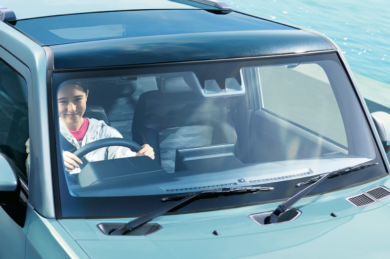 前席の頭上がガラス張りになるスカイフィールトップ