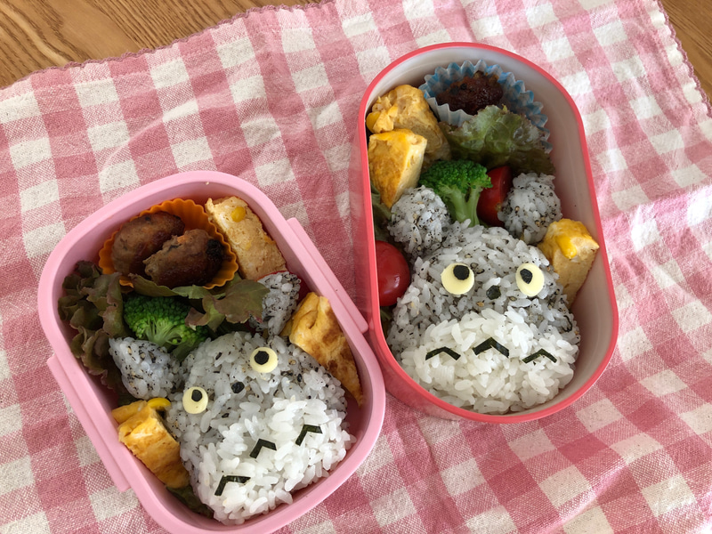けっこう自信作だったのが、2019年秋のぶどう狩り用に作ったトトロのキャラ弁。娘は映画を見てからトトロが大好きになったのに、娘があまり食べたことのなかった、すりつぶした黒ごまをご飯に混ぜたのがお気に召さなかったらしく、喜ぶどころか「なんで黒いご飯なの」と渋い表情。これは完全に失敗でした～