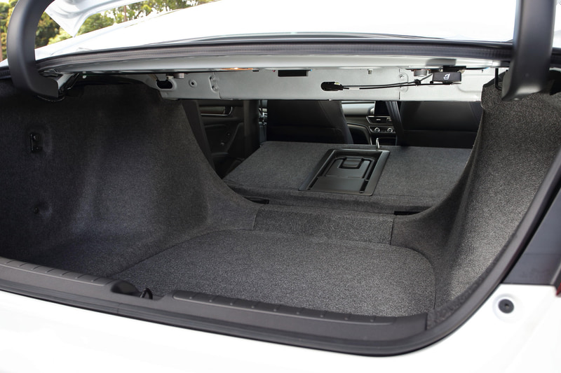 ハイブリッドセダンでは最大の容量を誇るトランクスペース。さらにトランクスルー構造も備え、利便性を高めている